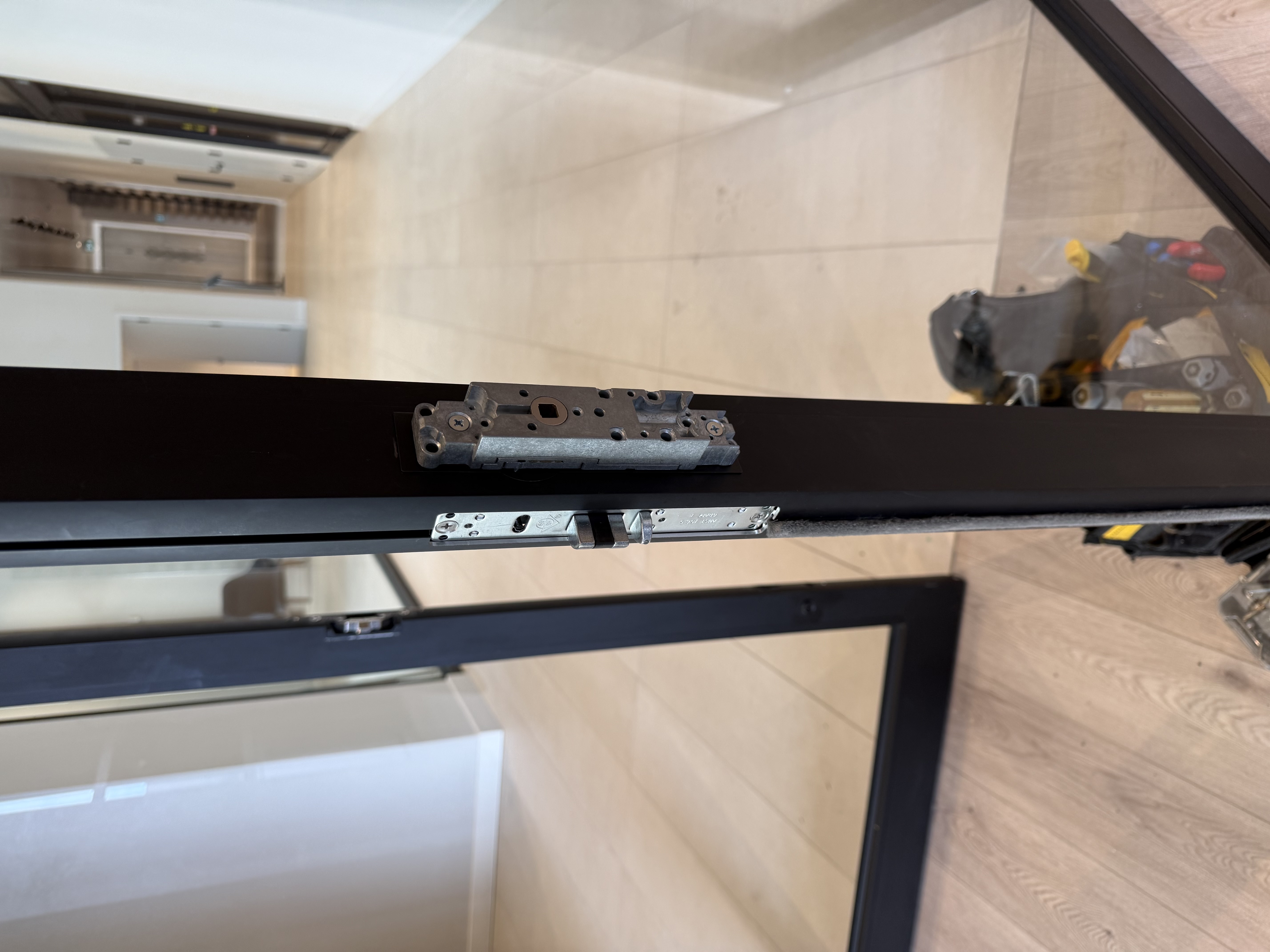 Porte pivot vitrée — quincaillerie en cours d'installation